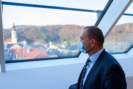 Hišo kranjske čebele v Višnji Gori obiskal minister za kmetijstvo 16